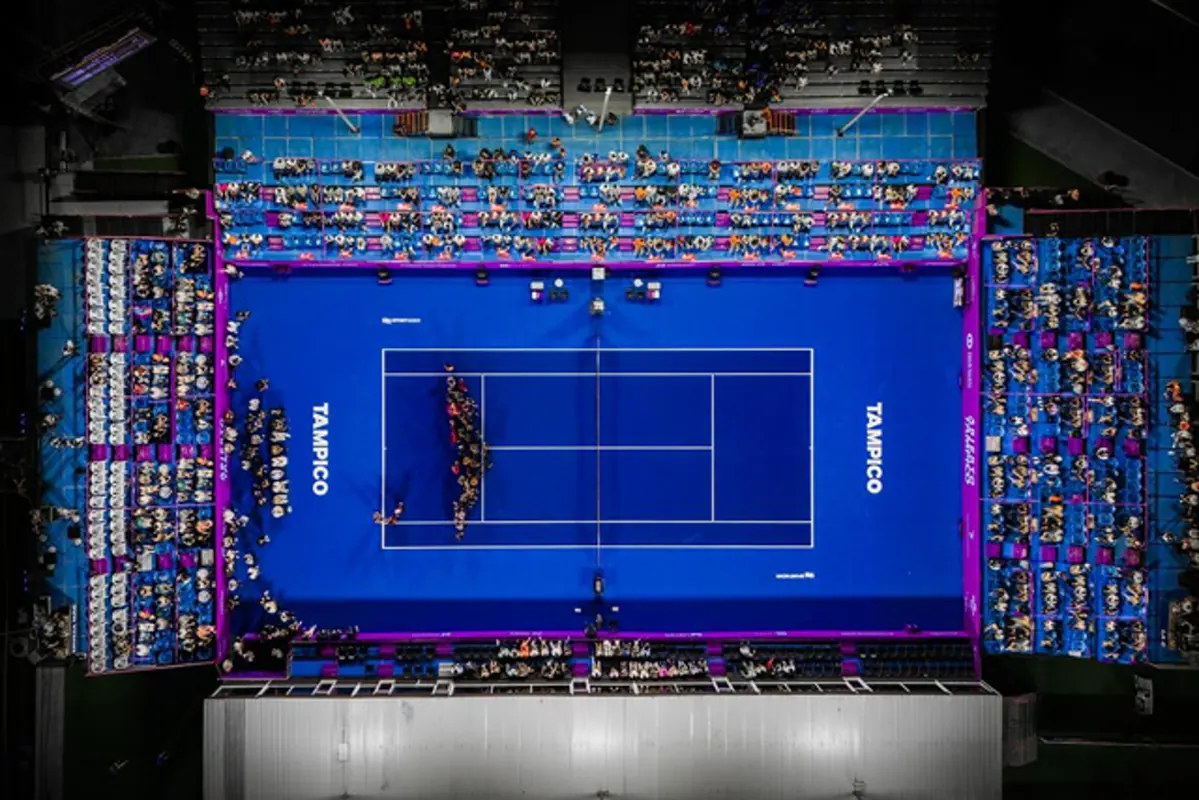 Cancha central del Abierto Tampico de noche con gradas llenas