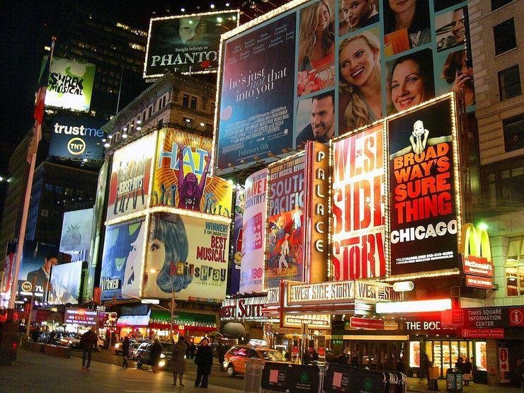 Times Square de noche durante el tiempo libre del viaje